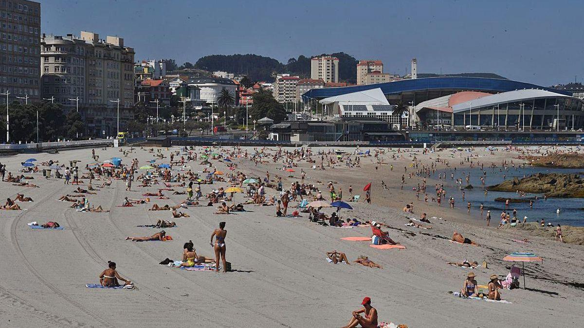 Bañistas en la playa de Riazor el 6 de agosto, la semana anterior al episodio de contaminación.