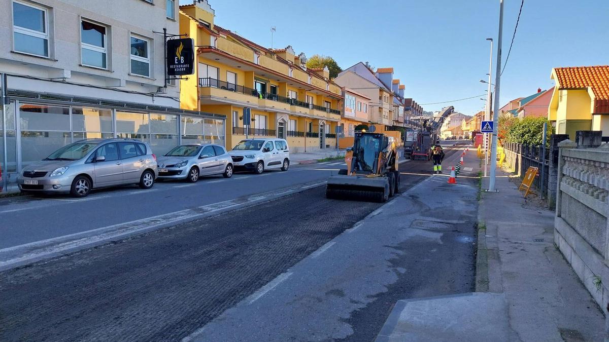 El fresado del carril de circulación de la PO-551, ayer, en la recta de Agrelo hacia Loureiro, en Bueu.