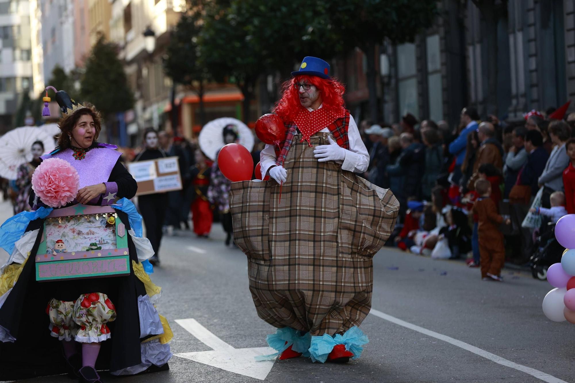 El Carnaval llena de color y alegría las calles de Oviedo