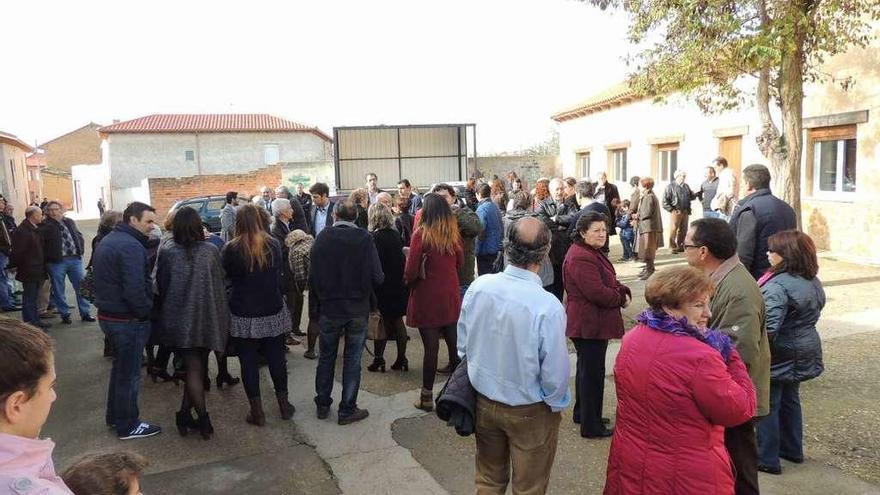 Autoridades y vecinos en la inauguración hace tres años del local social y la plaza Mayor de La Torre