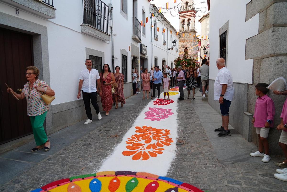 Dos Torres llena de color sus calles con las alfombras de sal por San Roque Dos Torres llena de color sus calles con las alfombras de sal por San Roque