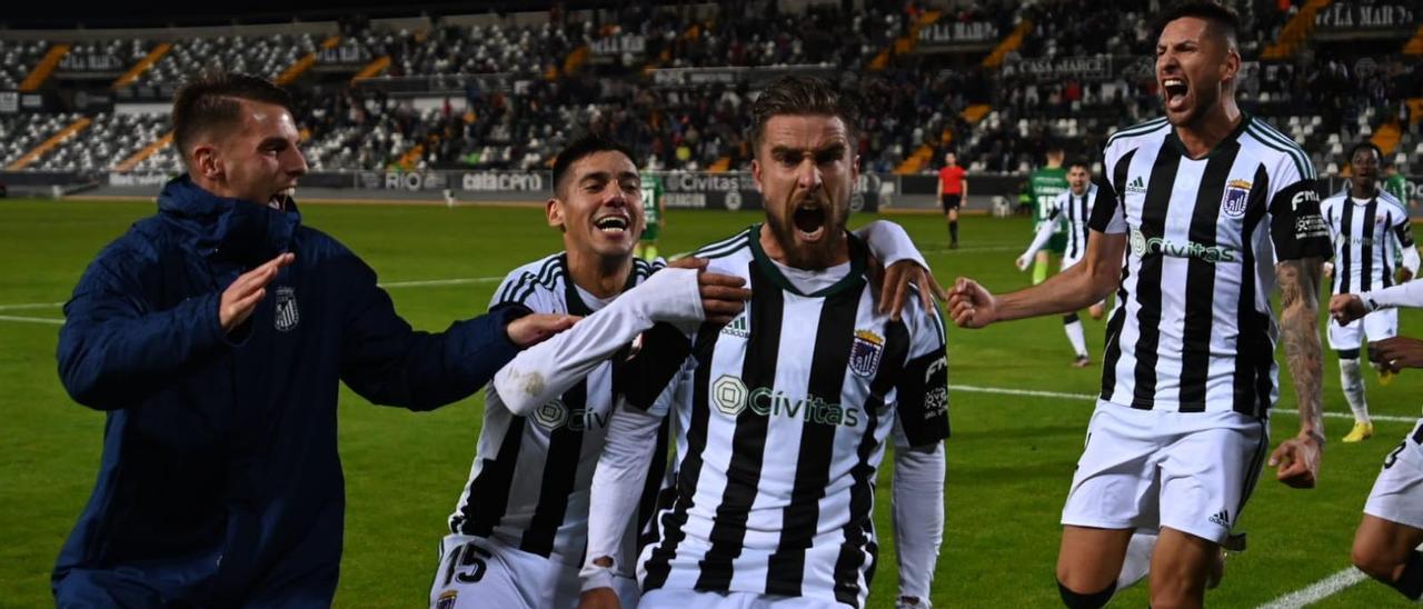 Los jugadores del Badajoz celebran el gol e Francis Ferrón al Deportivo de la Coruña en el tiempo de descuento.