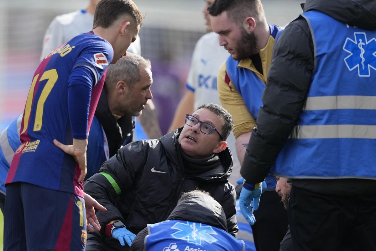 Carles Miñarro atendiendo a Gavi en el partido de Liga FC Barcelona-Alavés