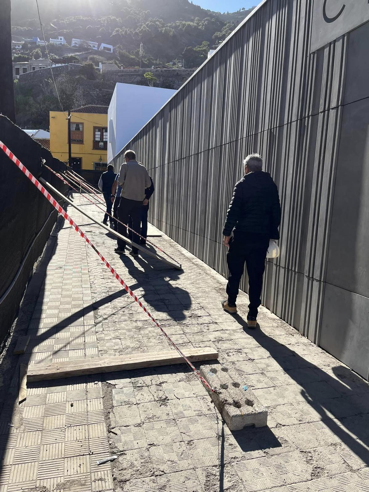 La zona exterior de la nueva escuela de música, donde queda pendiente renovar las aceras