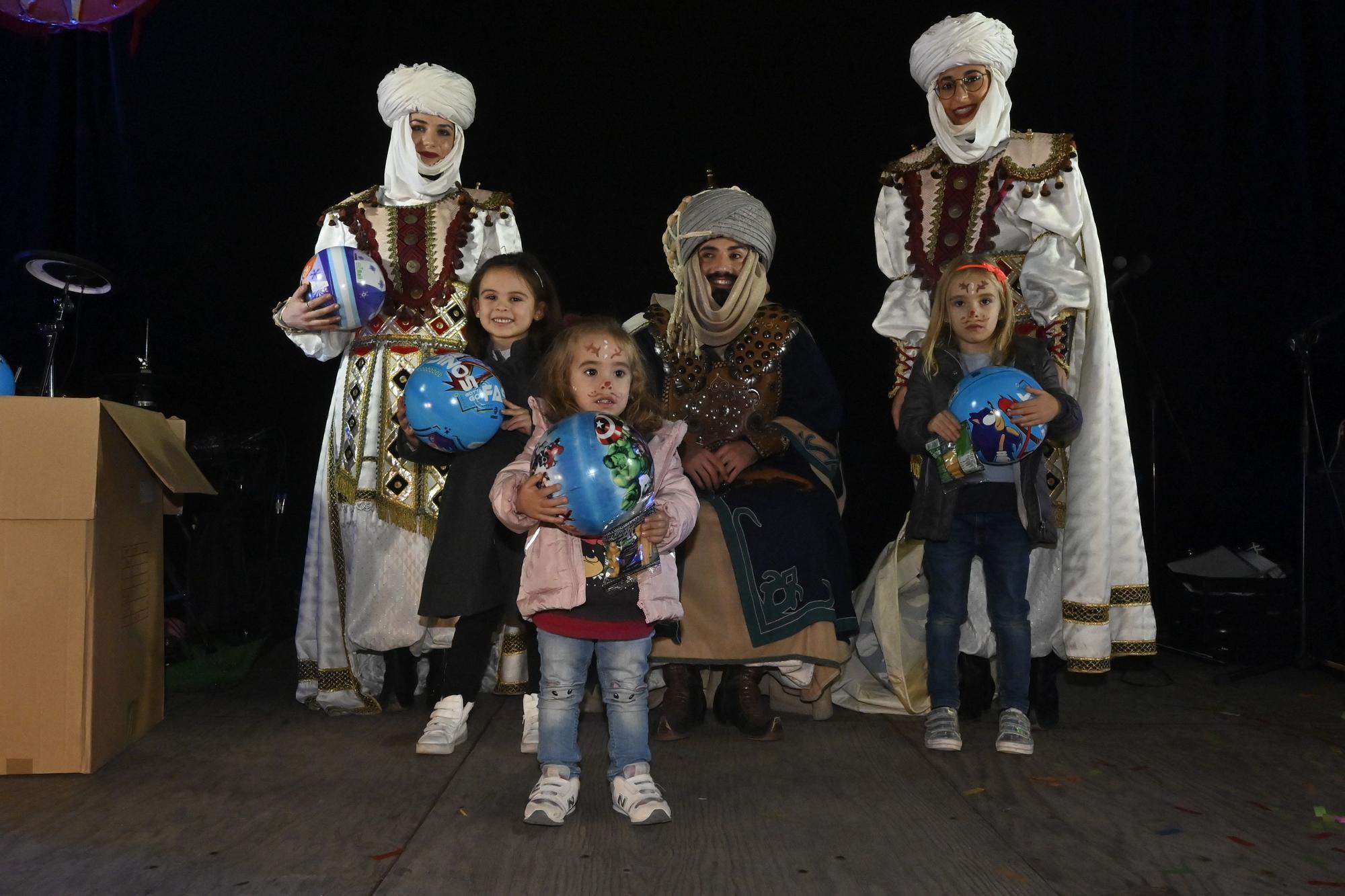 Los peques de Castelló entregan al Cartero Real las misivas con sus deseos. Encuentra tu foto.