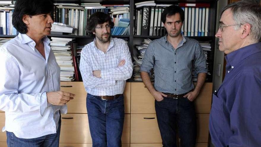 Desde la izquierda, Carlos López Otín, Xosé Antón Suárez Puente, Víctor Quesada y Elías Campo, científicos implicados en el consorcio español, en una imagen de archivo.