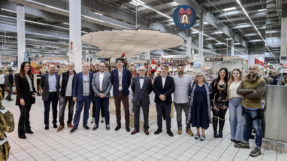 Los responsables de las distintas secciones de Alcampo posan junto a los asistentes a la presentación de la campaña navideña.