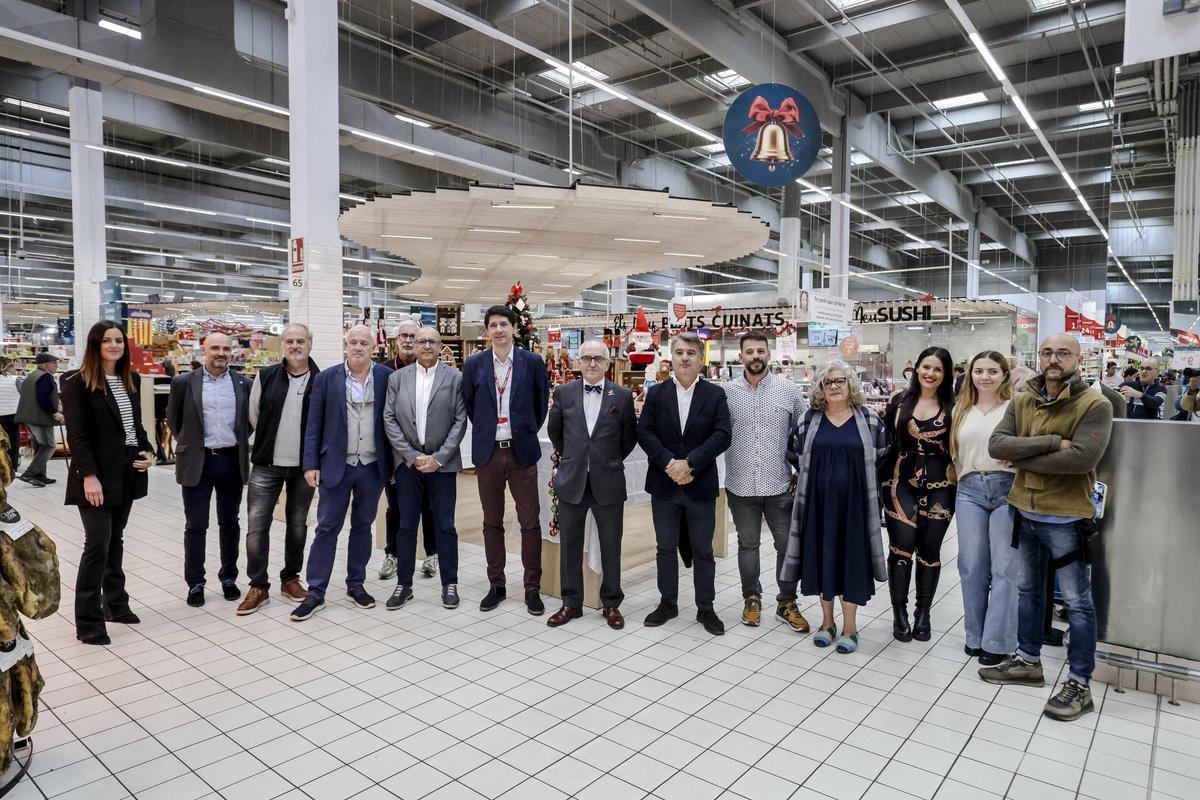 Los responsables de las distintas secciones de Alcampo posan junto a los asistentes a la presentación de la campaña navideña.