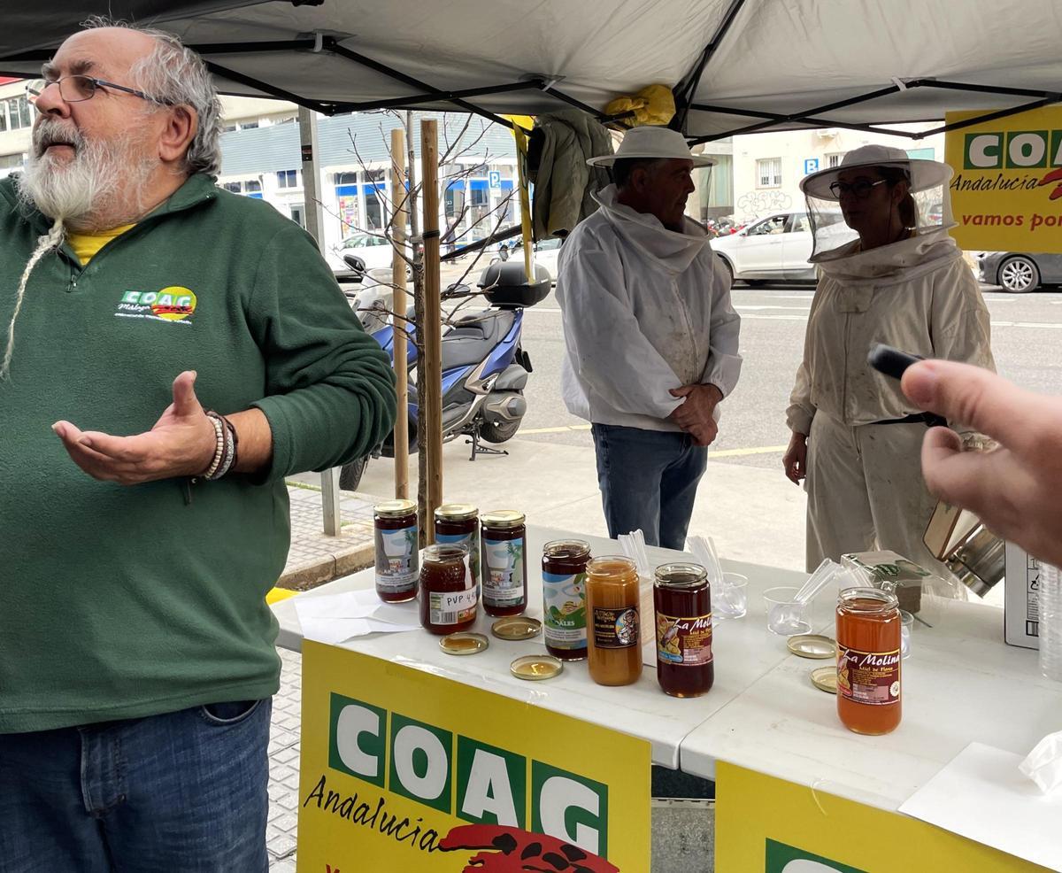 Antonio Vázquez hablando con los medios en la protesta