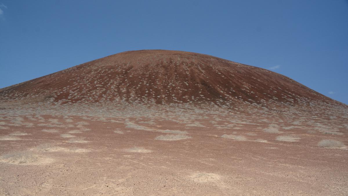 Montaña Bermeja, con sus 160 m de altura, se extiende por el malpaís que llega hasta Punta Gorda.