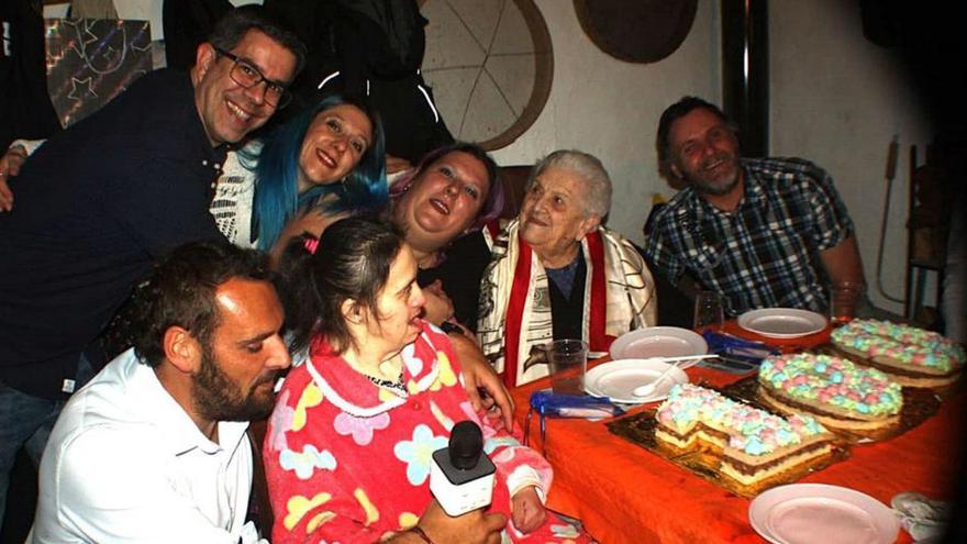Dolores (segunda por la derecha) celebra el cumpleaños con familiares . | CEDIDA