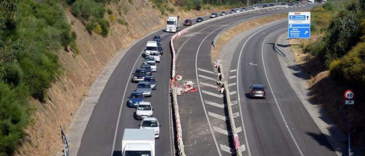 Una larga caravana formada a la salida del nudo de Curro, en Barro. // Noé Parga