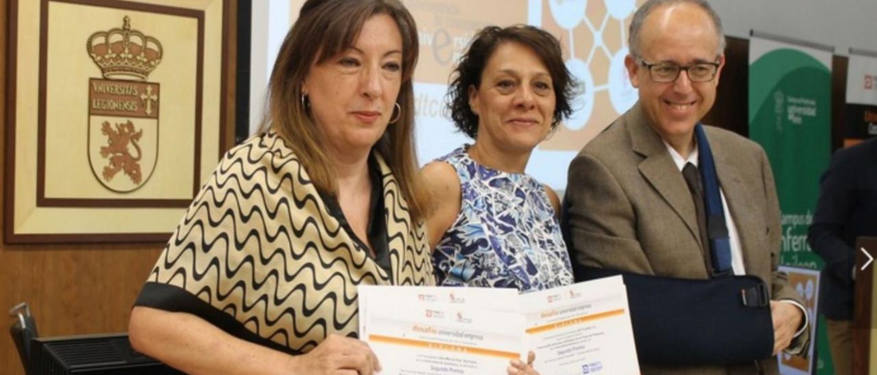 Desde la izquierda, Remedios Morales, Ana María Vivar y José Miguel Mateos, con el diploma. | Cedida