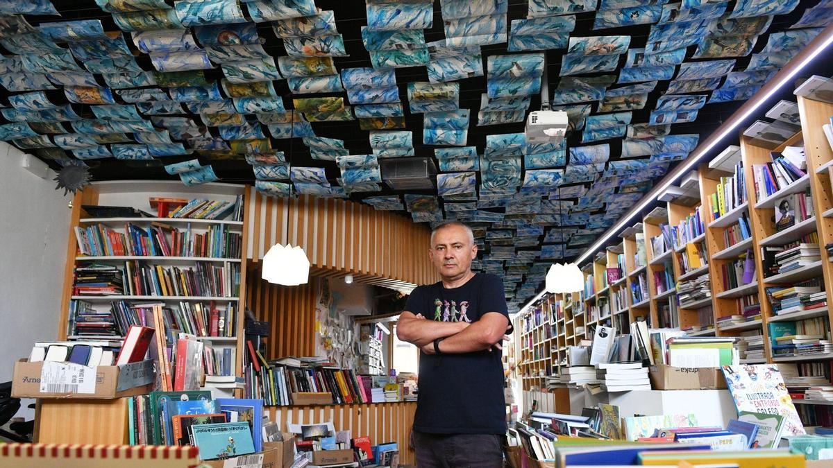 La librería de A Coruña con libros hasta en el techo: "Aquí dentro parece que estás en un submarino"