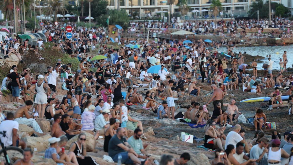 Aglomeración de gente contemplando el eclipse en Sant Antoni.