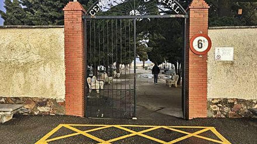 Acceso del cementerio municipal de Benavente. A. G.