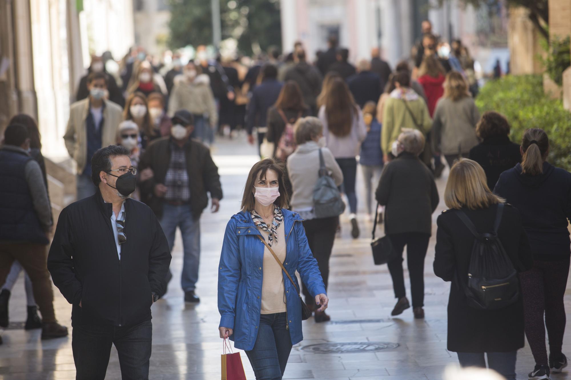 El sol y las buenas temperaturas abarrotan València