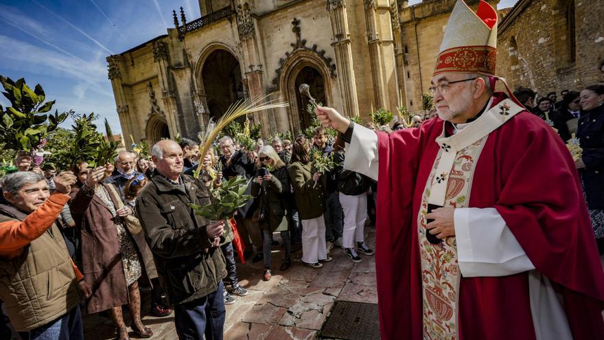 Plazas y templos abarrotados en Oviedo en un Domingo de Ramos con los hoteles casi llenos