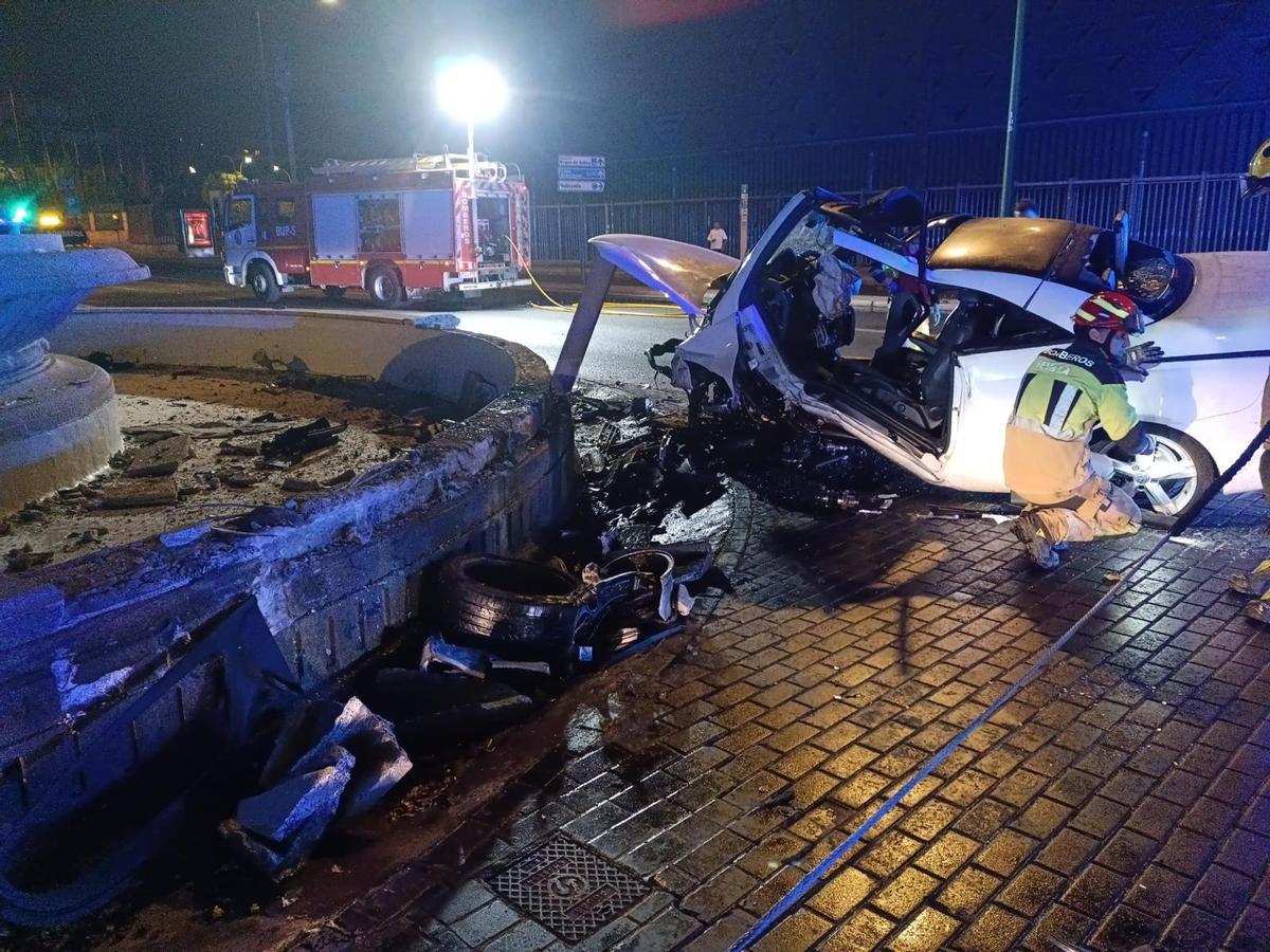 Efectivos de Bomberos intervienen en el accidente ocurrido en la glorieta Plus Ultra