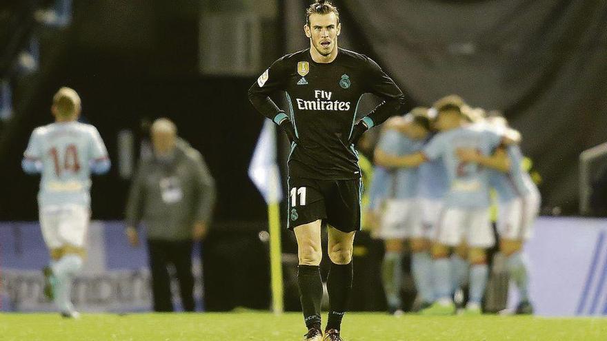 Bale, apesadumbrado en Balaídos, con los jugadores del Celta al fondo celebrando el 2-2.