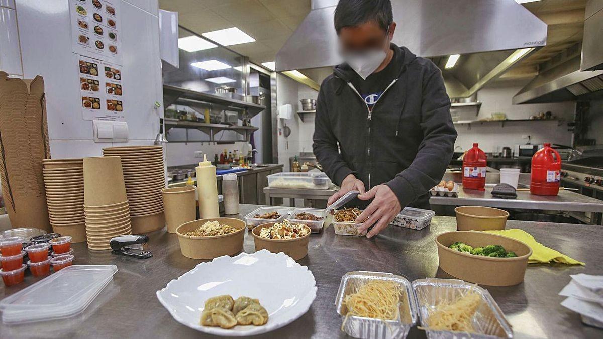 Preparativos de comida china en un restaurante que hace comidas para llevar