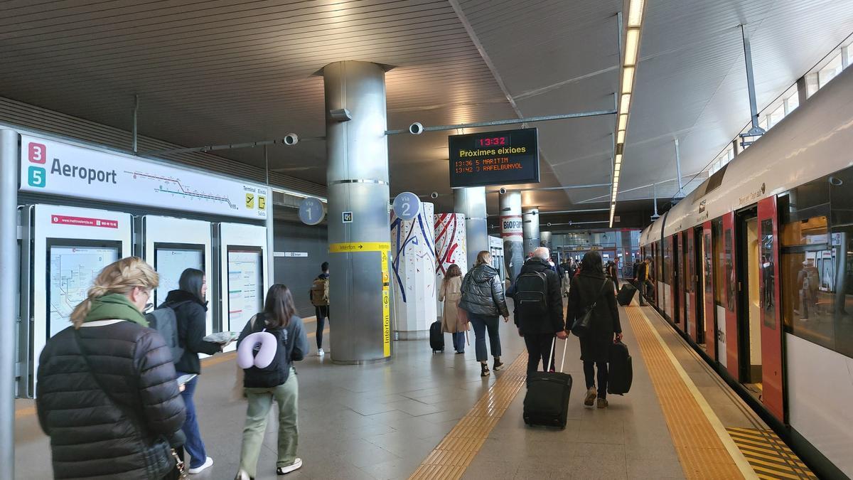 Viajeros en el andén del metro en València.