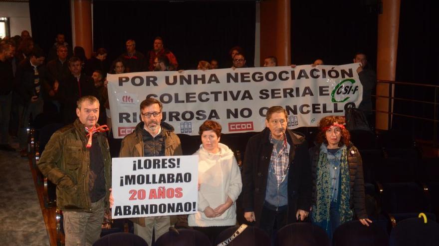 Protesta de los vecinos de Mollabao y de los  funcionarios municipales en el pleno de esta mañana.