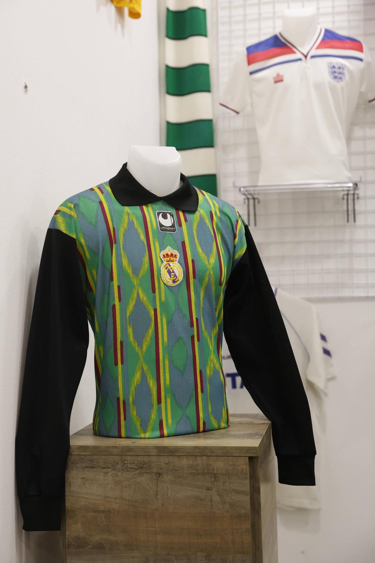 Camiseta de portero del Real Madrid de los años noventa, expuesta en Ropa Futboleros.