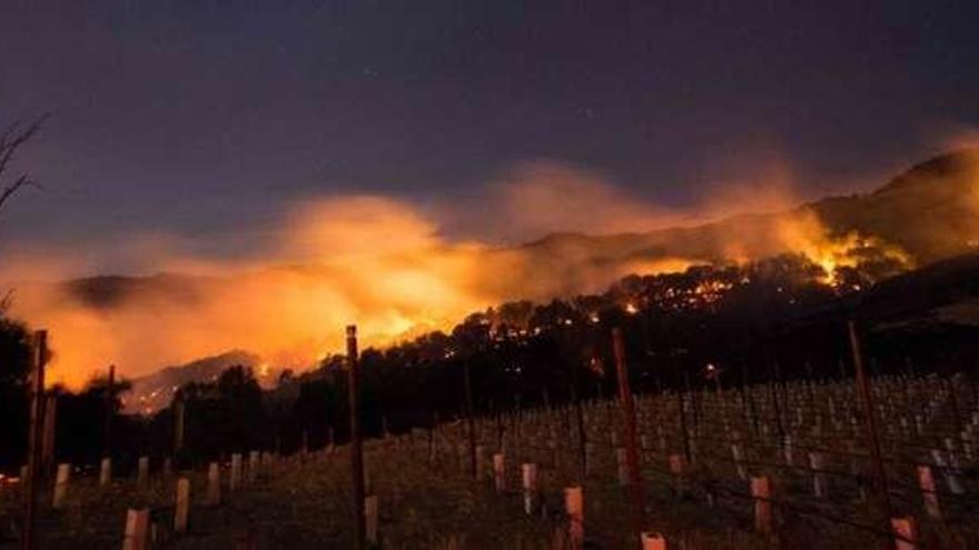 Panorámica del fuego en las colinas del valle de Napa.