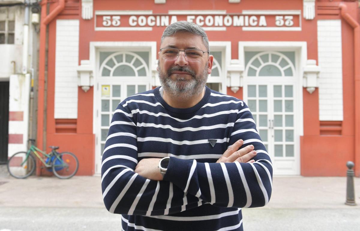 Óscar Castro, en la entrada de la Cocina Económica