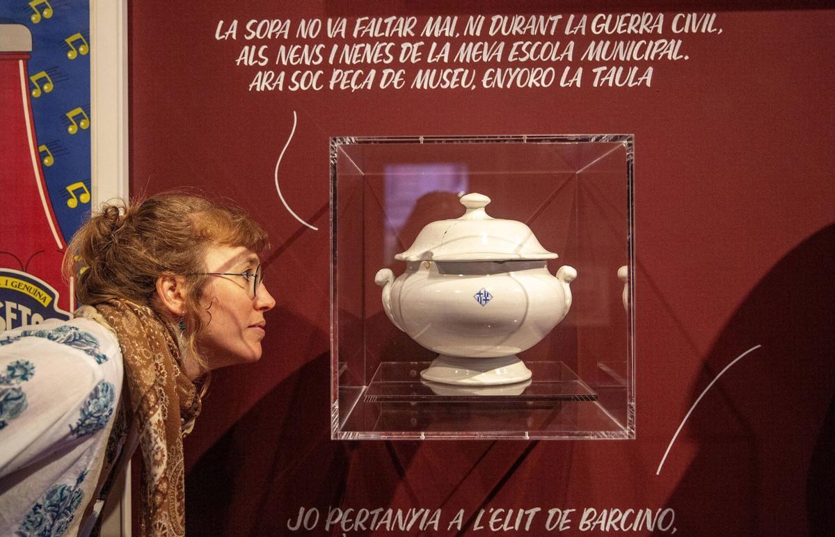Sopera de una vajilla escolar municipal de la primera mitad del siglo XX, expuesta en la sede central del Museu d'Història de Barcelona