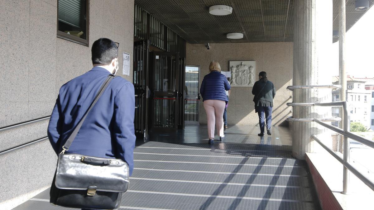 Entrada principal al edificio de los juzgados de Vigo.