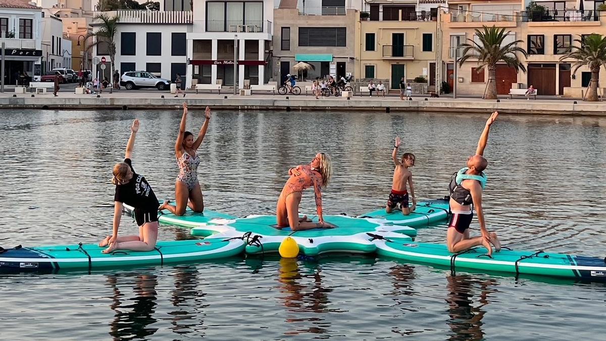 El equipo de profesionales de Health &amp; Fun practica un yoga divertido, en el aire, en el suelo o en el agua.