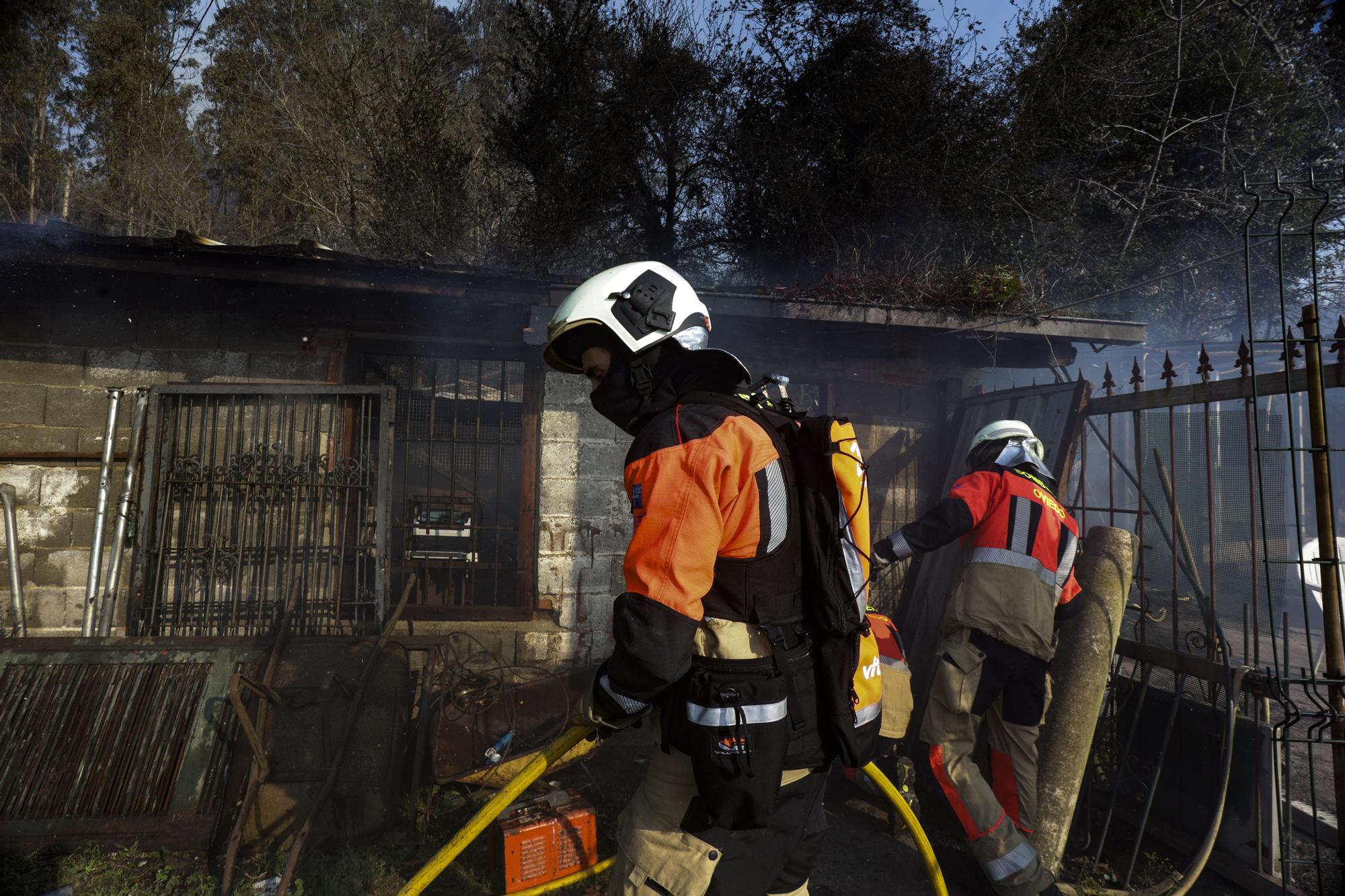 Los bomberos trabajan en el monte Naranco contra las llamas