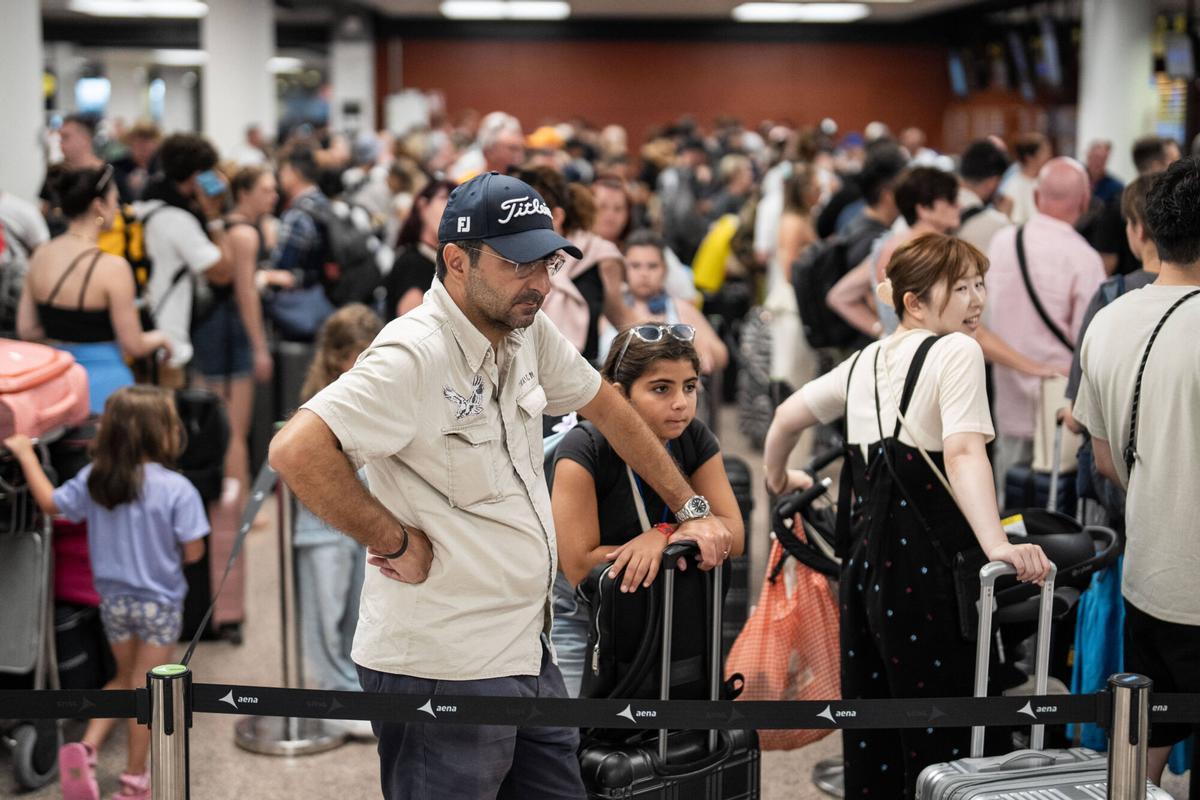 BARCELONA 16/08/2025 Economía. Ambiente en la terminal T2 del aeropuerto de Barcelona-El Prat en pleno paro del personal de Ryanair, Norwegian y de empresas de ‘handling’, que ha alterado el tráfico aéreo este sábado. FOTO de ZOWY VOETEN