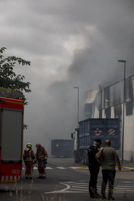 Incendio en una empresa del Polígono Industrial la Fillola, en Aldaia