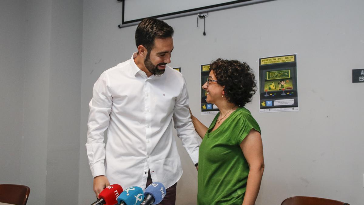 Ana Álvarez, cuando cogió el relevo de la presidencia del Al-Qázeres de Alfonso Sánchez, a la izquierda.