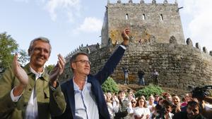 El presidente del Partido Popular, Alberto Núñez Feijóo, acompañado por el presidente de la Xunta, Alfonso Rueda, (i) saluda en la inaugura el curso político ante el Castillo de Soutomaior, esta mañana en la localidad ponteveresa.- EFE/Lavandeira jr