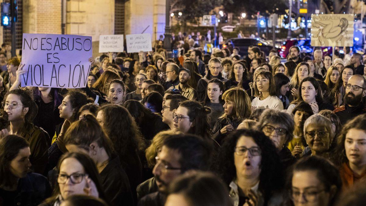 Las manifestaciones se sucedieron en todas las ciudades de España pidiendo una acusación de violación GERMÁN CABALLERO