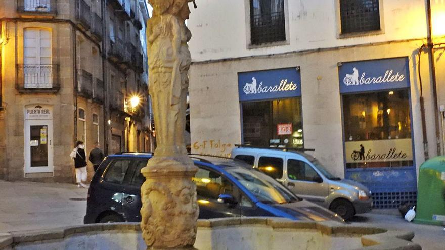 La Praza do Ferro ayer a última hora de la tarde. Coches circulando y aparcados.. | // FERNANDO CASANOVA
