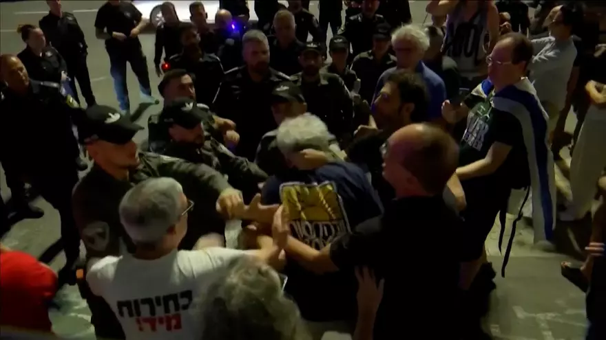 Manifestantes israelíes bloquean la carretera principal de Tel-Aviv exigiendo el fin de la guerra en Gaza