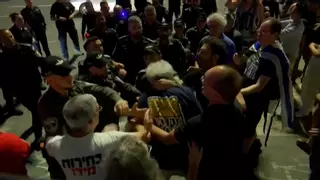 Manifestantes israelíes bloquean la carretera principal de Tel-Aviv exigiendo el fin de la guerra en Gaza