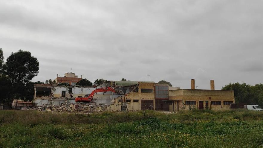 Comienza el derribo del colegio La Paz de Torrellano para dar paso a un nuevo centro