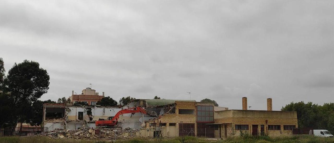 Derribo del colegio La Paz de Torrellano.