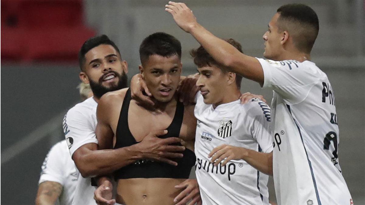 Marcos Leonardo celebra el golazo que le marcó al San Lorenzo