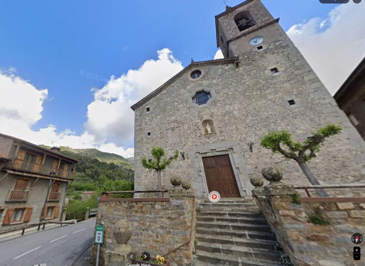 L'església de Gombrèn es troba a tocar de la carretera GI-402.