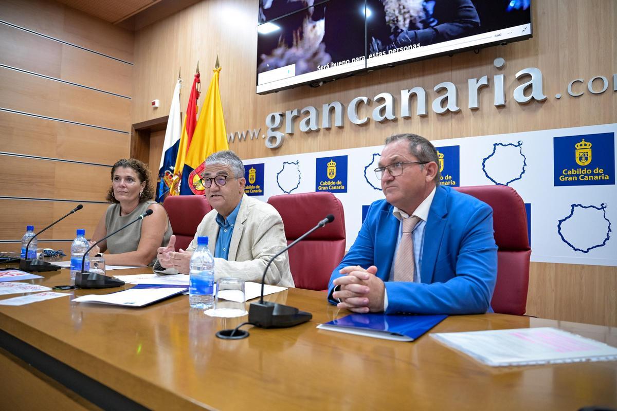 El consejero de Empleo y Desarrollo Local del Cabildo de Gran Canaria, Juan Díaz Sánchez (centro), junto a la gerente y el presidente de la a Asociación Canaria de Centros Especiales de Empleo, Mónica Santana y José Ramón González, respectivamente.