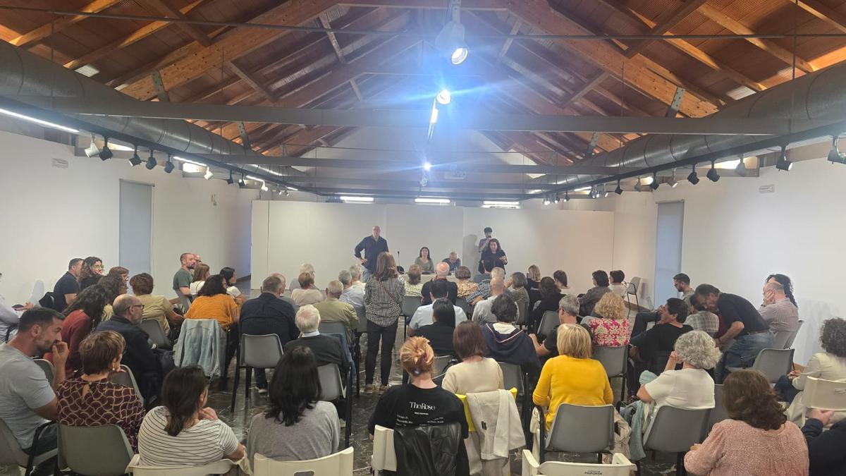 Asistentes a la primera reunión ciudadana para abordar la reconstrucción de Paiporta tras la dana.