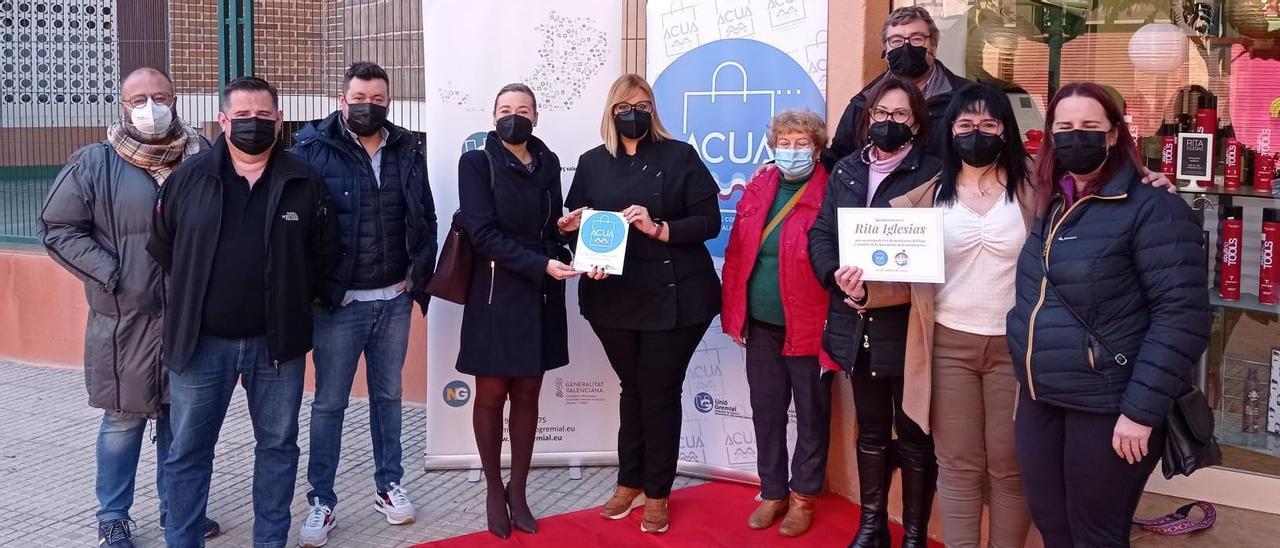 Presentación de la nueva placa de la asociación ACUA en un acto al que asistió la concejala Lidia López