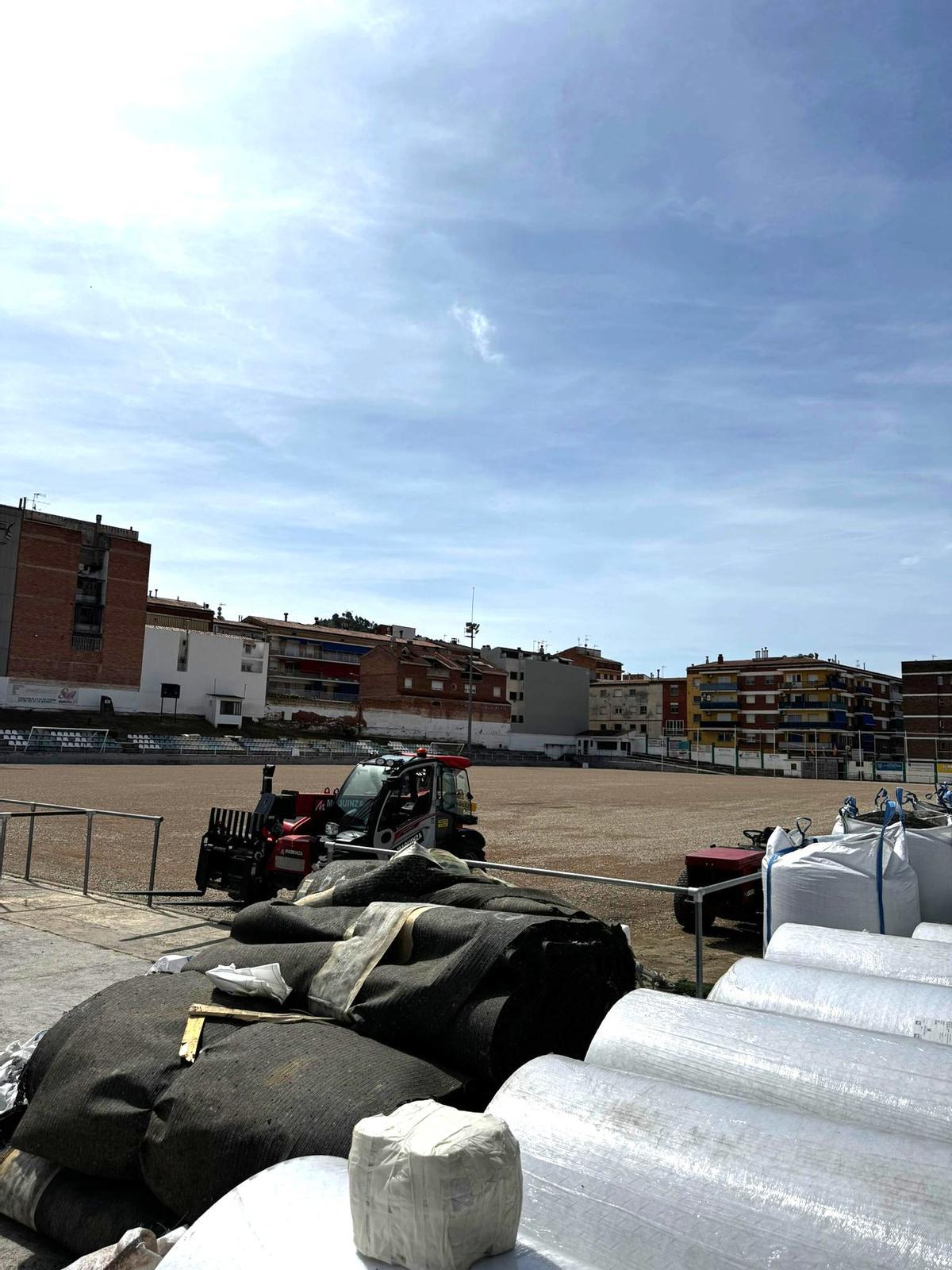 L'empresa adjudicatària ja ha començat a treballar en la retirada de la gespa